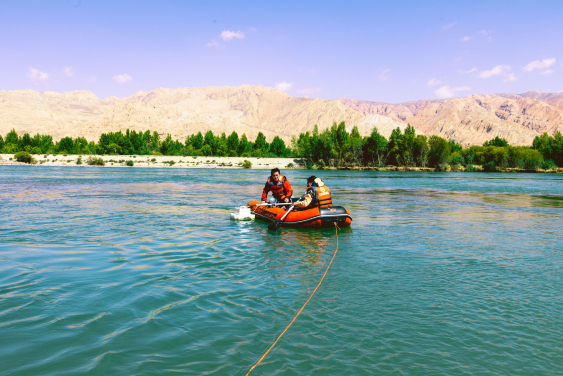 Field measurement of reservoir CO2 emissions in the upper Yellow River basin. (Photo credit: Lishan Ran)

 